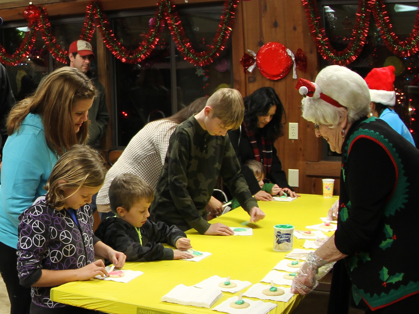 kids decorating cookies